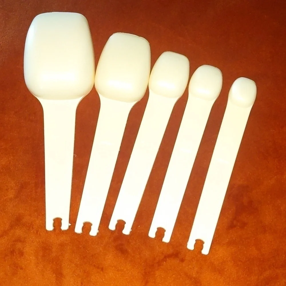 Vintage Tupperware measuring cups & spoons. All items shown-5 spoons/4 cups